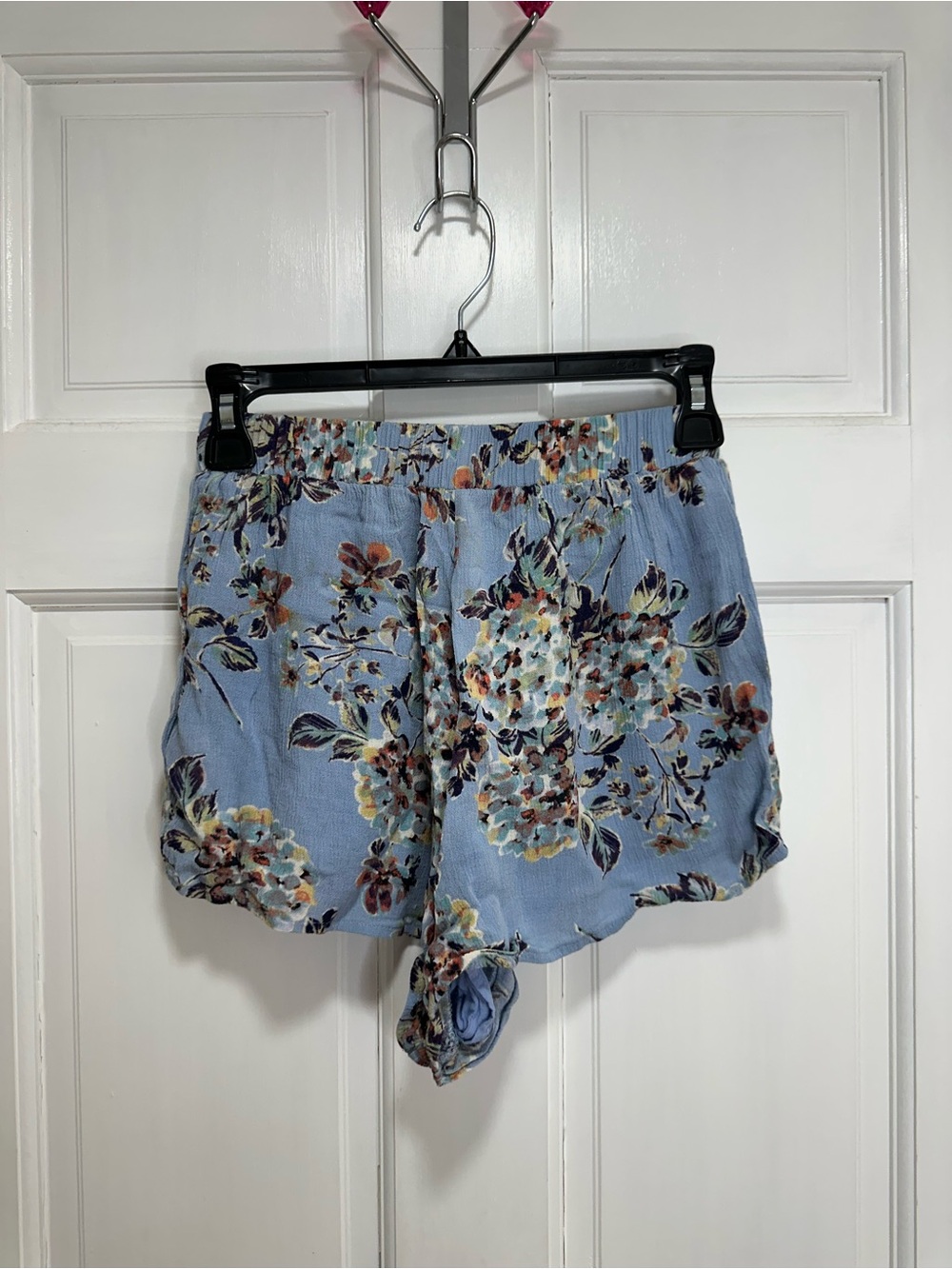 Illa Illa Boho Floral Flowy High Waisted Pull On Shorts in Blue Size Small